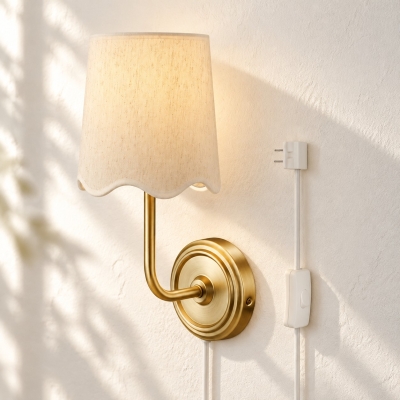 Wandleuchte aus Messing mit Stecker und wei&szlig;em Stoffschirm
