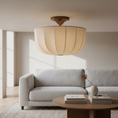 Lampada da soffitto Loomis Flush &ndash; Paralume in lino testurizzato e ottone anticato, lampada da soffitto moderna per soggiorno