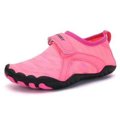 Roze waterschoenen voor buiten.