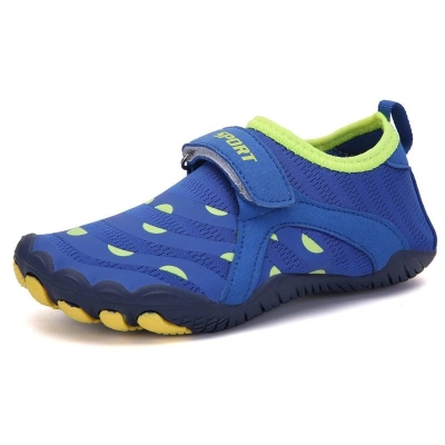Blauwe waterschoenen voor buiten.