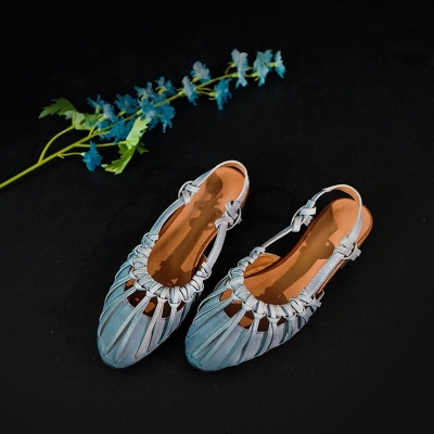 Sandalias romanas de verano con punta cerrada y tira trasera, de piel aut&eacute;ntica, con aberturas en gris y albaricoque.