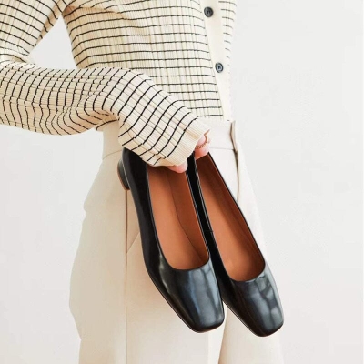 Zapatos de oficina de piel con punta cuadrada, tac&oacute;n cuadrado y sin cordones en beige, negro y caqui.