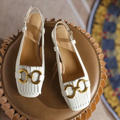 Sandalias de tira trasera cerrada con hebilla de metal y borlas de cuero hechas a mano para mujer