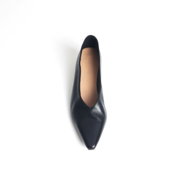 Zapatos de oficina negros de piel con punta puntiaguda y tac&oacute;n de gatito, sin cordones
