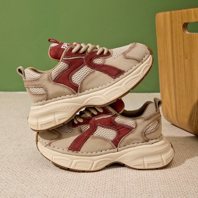 Zapatillas deportivas ligeras y gruesas de piel de vaca con cordones y plataforma transpirable en beige y rojo.
