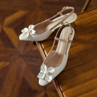 Sandalias elegantes de cuero con decoraci&oacute;n floral y tac&oacute;n fino para mujer