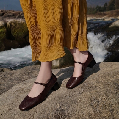 Zapatos de vestir Mary Jane de piel aut&eacute;ntica hechos a mano con punta cuadrada en marr&oacute;n y negro.
