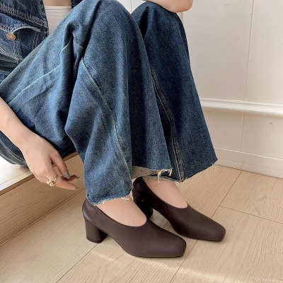 Zapatos de vestir de piel con punta cuadrada y tac&oacute;n cuadrado, sin cordones, en beige, albaricoque y marr&oacute;n.