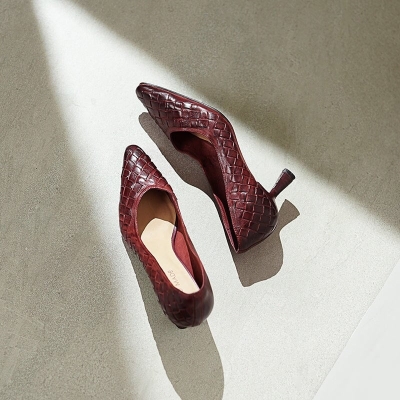 Elegantes zapatos de trabajo sin cordones con tac&oacute;n de gatito de 65 mm en piel de caballo tejida en rojo y negro.