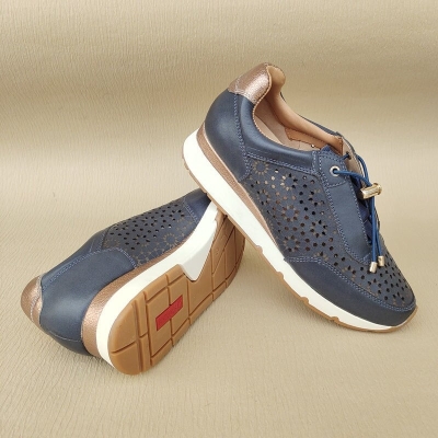 Zapatillas informales de piel aut&eacute;ntica para mujer con cortes en blanco y azul