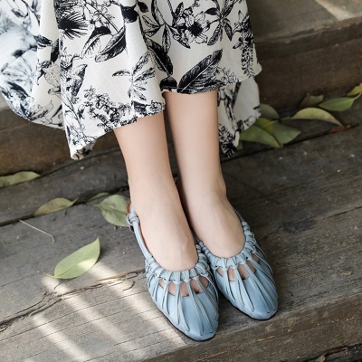 Sandalias romanas de verano con punta cerrada y tira trasera, de piel aut&eacute;ntica, con aberturas en gris y albaricoque.