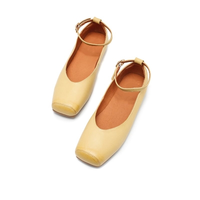 Bailarinas Mary Jane de piel de oveja con punta cuadrada y tira en el tobillo en marr&oacute;n claro, amarillo claro y beige