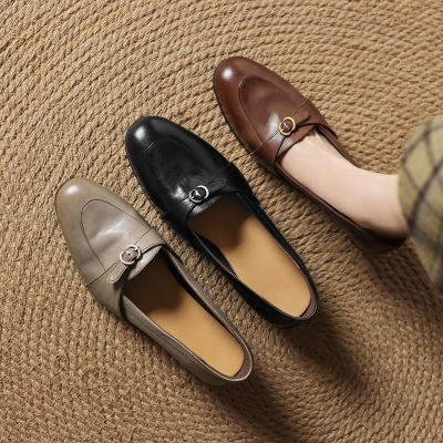 Zapatos planos vintage de piel suave con punta redonda para mujer en negro, gris y marr&oacute;n.