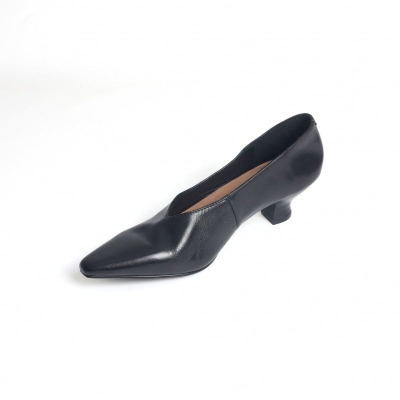 Zapatos de oficina negros de piel con punta puntiaguda y tac&oacute;n de gatito, sin cordones