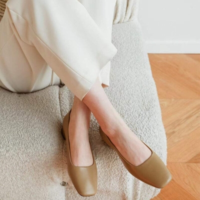 Zapatos de oficina de piel con punta cuadrada, tac&oacute;n cuadrado y sin cordones en beige, negro y caqui.