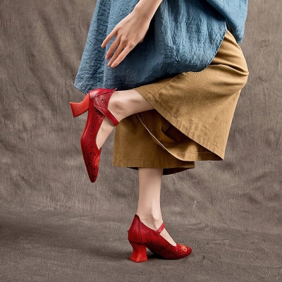 Zapatos de tac&oacute;n de cuero estilo chino tradicional hechos a mano, estilo retro floral, con agujeros, en rojo.