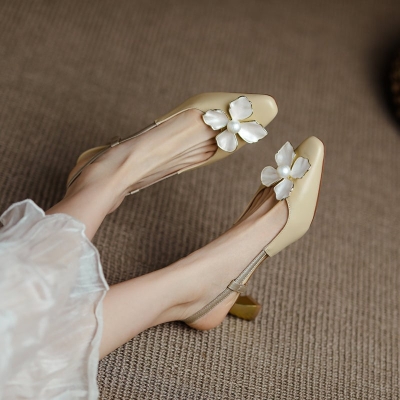 Sandalias elegantes de cuero con decoraci&oacute;n floral y tac&oacute;n fino para mujer