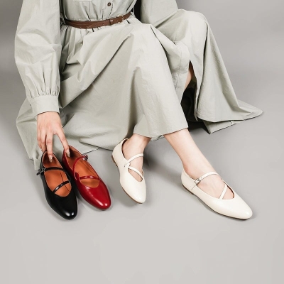 Bailarinas de piel con tiras cruzadas y punta de almendra en negro, rojo y beige