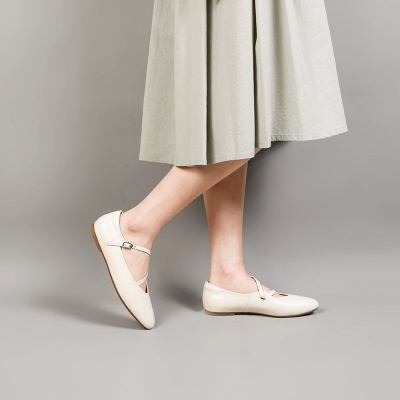 Bailarinas de piel con tiras cruzadas y punta de almendra en negro, rojo y beige