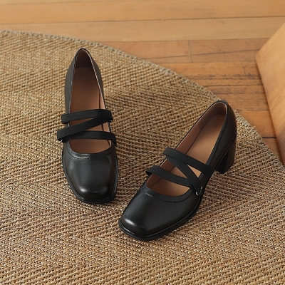 Elegantes zapatos de tac&oacute;n cuadrado de 65 mm de piel de oveja con tiras en negro y marr&oacute;n