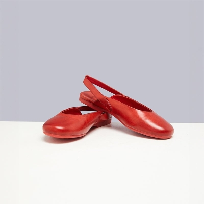 Sandalias planas estilo mocas&iacute;n con tira trasera para mujer, hechas a mano, de piel de caballo, en color caf&eacute;/rojo.
