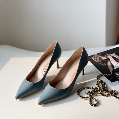 Zapatos de tac&oacute;n de 6 cm hechos a mano de piel de oveja en blanco, azul, camel y negro.