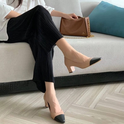 Zapatos de oficina de piel con tac&oacute;n cuadrado y sin cordones, con dise&ntilde;o de bloques de color beige.