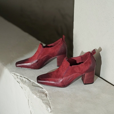 Zapatos de tac&oacute;n cuadrado de 70 mm, sin cordones, de piel de caballo lavada y punta cuadrada, en rojo y negro