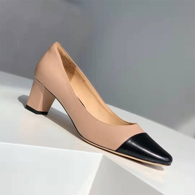 Zapatos de oficina de piel con tac&oacute;n cuadrado y sin cordones, con dise&ntilde;o de bloques de color beige.