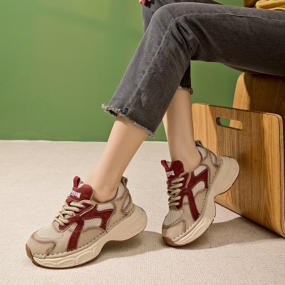 Zapatillas deportivas ligeras y gruesas de piel de vaca con cordones y plataforma transpirable en beige y rojo.