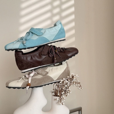 Bailarinas Mary Jane para mujer, de piel de dise&ntilde;ador, informales, con elevaci&oacute;n oculta, en marr&oacute;n, beige y azul.
