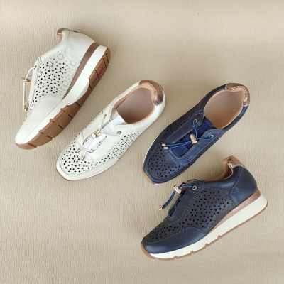 Zapatillas informales de piel aut&eacute;ntica para mujer con cortes en blanco y azul