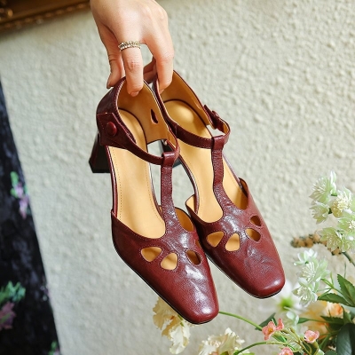 Sandalias de verano elegantes de piel con punta cuadrada y tac&oacute;n de bloque de 70 mm en rojo vino, beige y negro.