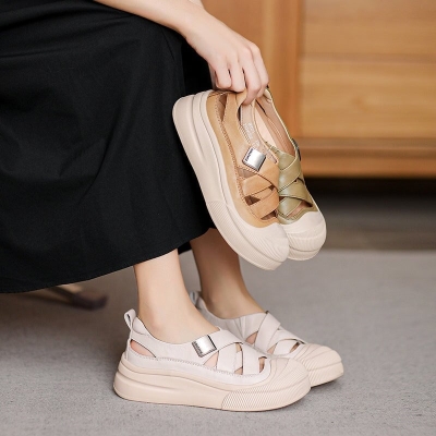 Sandalias romanas bajas con plataforma hueca y tac&oacute;n bajo de piel de vaca, estilo pescador, en beige, amarillo y verde.
