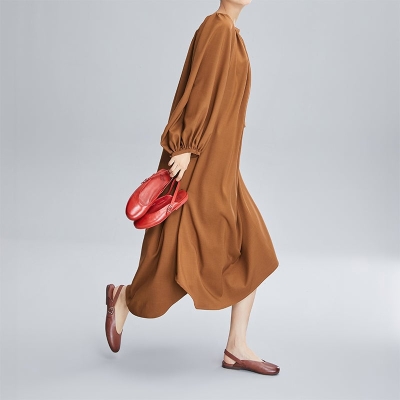 Sandalias planas estilo mocas&iacute;n con tira trasera para mujer, hechas a mano, de piel de caballo, en color caf&eacute;/rojo.
