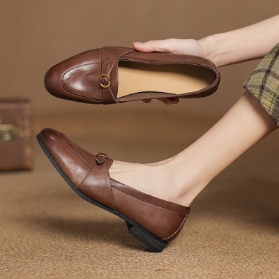 Zapatos planos vintage de piel suave con punta redonda para mujer en negro, gris y marr&oacute;n.