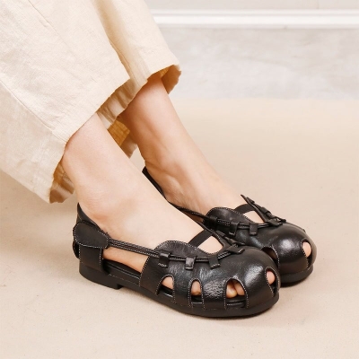Sandalias de cuero con dise&ntilde;o moderno y transpirable, con punta redonda y aberturas, con cierre de velcro en rojo y negro.