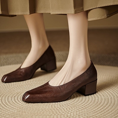 Zapatos de oficina minimalistas vintage de cuero hechos a mano con punta cuadrada, sin cordones, en negro y marr&oacute;n.