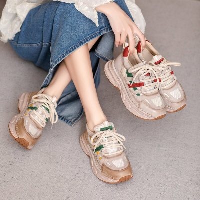 Zapatillas deportivas informales, gruesas, transpirables, de piel de vaca, con dise&ntilde;o de bloques de color y rayas en verde y rojo.
