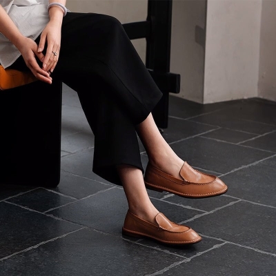 Mocasines casuales sin cordones de piel de caballo lavada hechos a mano para mujer en color negro/calabaza