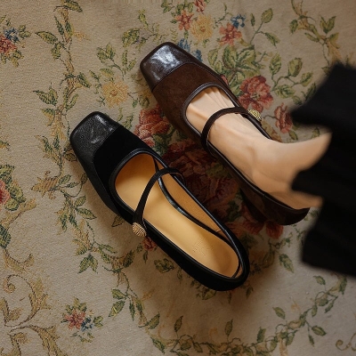 Zapatos de vestir retro de piel aut&eacute;ntica con punta cuadrada y tac&oacute;n de bloque en color caf&eacute;/negro.