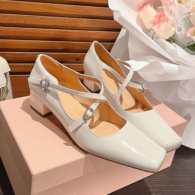 Zapatos Mary Jane de 45 mm con doble tira, hechos a mano en piel, en negro, beige y albaricoque.