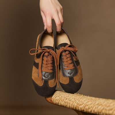 Zapatillas deportivas bajas con cordones de ante vacuno con bloques de color en marr&oacute;n oscuro/albaricoque