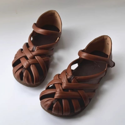 Sandali bassi da donna in pelle intrecciata a mano con velcro