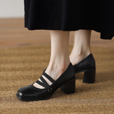 Elegantes zapatos de tac&oacute;n cuadrado de 65 mm de piel de oveja con tiras en negro y marr&oacute;n