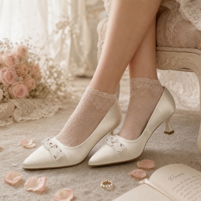 Zapatos de tac&oacute;n bajo de sat&eacute;n con punta afilada y detalle de lazo de cereza para mujer - N40