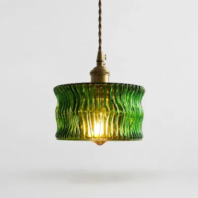 Vintage hanglamp van gegolfd glas met warme messing accenten.