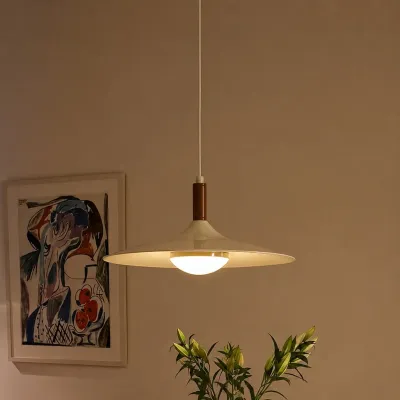 L&aacute;mpara colgante con forma de platillo de crema
