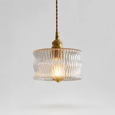 Vintage hanglamp van gegolfd glas met warme messing accenten.