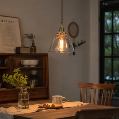 Lampa wisząca ze szkła w stylu vintage z mosiądzu